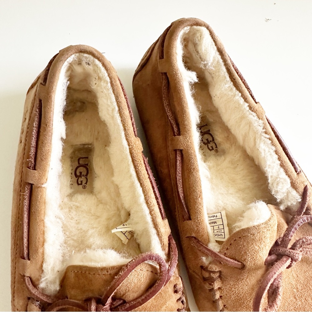 UGG Women's Dakota Sheepskin Lined Slipper Moccasin Chestnut 7 - Picture 3 of 10
